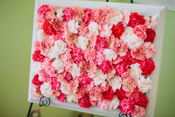 carnations escort card display